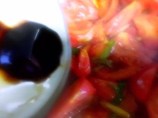 7、番茄牛腩,倒入蚝油翻好均匀