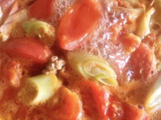 9、番茄牛腩,放入牛腩翻炒几下