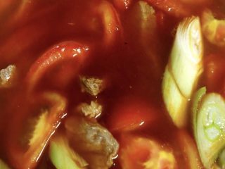 10、番茄牛腩,倒入清水