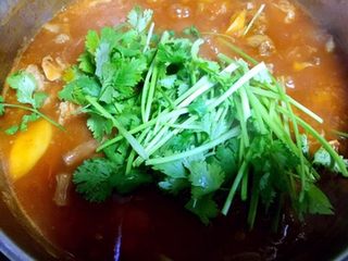 12、番茄牛腩,煮好后关火（根据自家口味调入盐）放入香菜