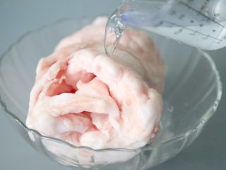 2、熬猪油,猪板油放在流动的水下冲洗。