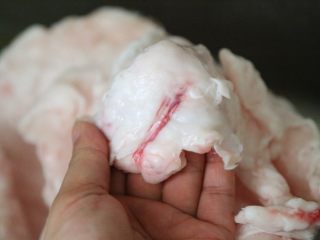 3、熬猪油,把里面残留的血水冲洗掉。