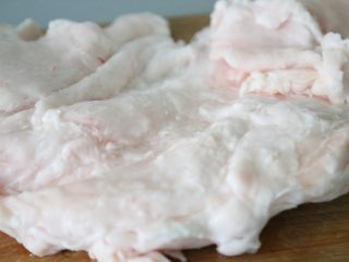 5、熬猪油,洗干净的猪板油沥干水分。