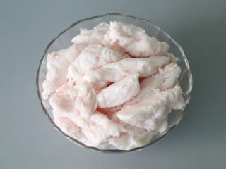 7、熬猪油,全部切块完成，不需要切很小的块，改成大块即可。