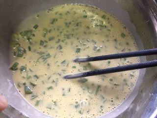 4、葱香芝士卷饼,然后，再加入适量的水，搅拌成面糊；面糊不宜太厚，能流动为宜；