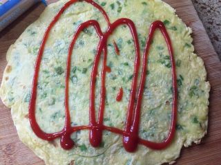 9、葱香芝士卷饼,先在饼上，挤上番茄酱；