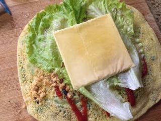 11、葱香芝士卷饼,再放上生菜和芝士一片；
