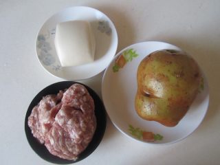 1、焦香土豆丸,准备好原材料；