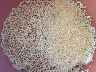 1、自制猪肉脯,将生抽、老抽、芝麻倒锅中