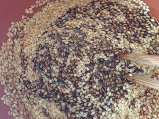 2、自制猪肉脯,将除猪肉糜外的其它材料一起倒入碗中混合搅拌