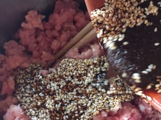3、自制猪肉脯,接着倒入猪肉糜,顺一个方向搅拌上劲搅拌至感觉越来越沉越来越打不动。