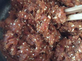 4、自制猪肉脯,搅拌为的是让肉馅上劲,肉馅更容易成团,不易松散,搅拌完约静置放置半小时