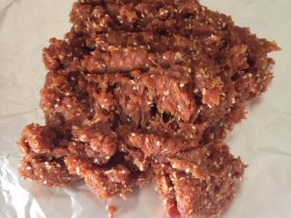 5、自制猪肉脯,将肉酱置于烤盘大小的铝箔纸上(此配方可作3或4盘,看厚度与烤盘大小而定)