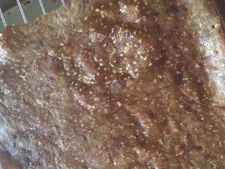 10、自制猪肉脯,放置烤架上的肉片再改成150度再烤10分钟,放烤架上烤时下层可插上烤盘,防止有油滴落在烤箱