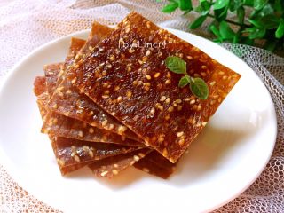 12、自制猪肉脯,放凉了的猪肉脯再用干净的剪刀剪成小块即可密封保存食用