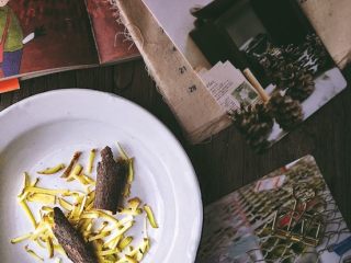 5、媲美周黑鸭的 香辣卤鸡脖,掰两块桂皮