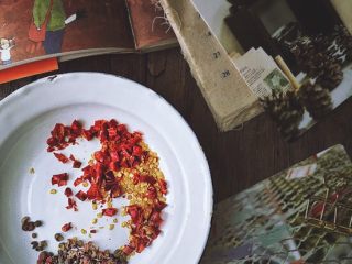 7、媲美周黑鸭的 香辣卤鸡脖,取花椒麻椒各十粒左右 干辣椒切碎