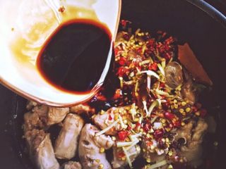 11、媲美周黑鸭的 香辣卤鸡脖,倒入酱汁
