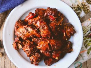 13、媲美周黑鸭的 香辣卤鸡脖,装入盘中，开吃吧~