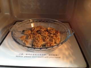 2、核桃酥,核桃仁放入微波炉里，高火叮1分20秒