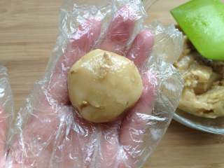 11、核桃酥,戴上一次性手套操作，取一小块面团（约20g），先搓圆，再稍稍用手按扁，厚薄看自己喜欢了