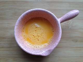 10、核桃酥,鸡蛋黄打散备用