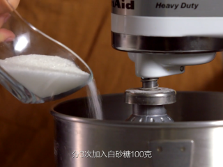 1、提拉米苏,做手指饼：取蛋清四个，蛋黄五个，分三次加入白砂糖100克，打发蛋白