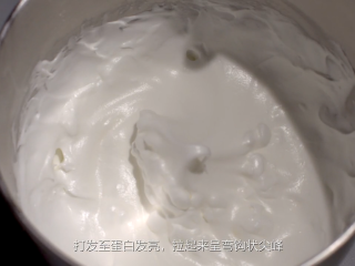 3、提拉米苏,打发蛋白至发亮，拉起来呈弯钩状尖峰