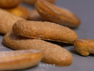 6、提拉米苏,放入预热200度的烤箱中 烤制八分钟即可