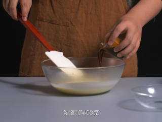 8、提拉米苏,倒入耐热玻璃碗，加入泡发的明胶片5克搅拌均匀  浓缩咖啡60克  朗姆酒50克 搅拌均匀   冷藏8小时