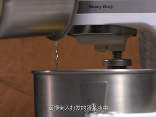 11、提拉米苏,小锅，加水23克 白砂糖14克，煮开至冒泡，缓慢倒入打发的蛋黄液中