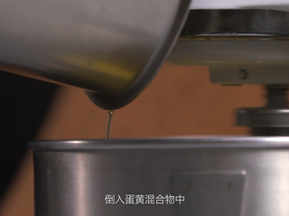 12、提拉米苏,加热融化明胶片10克  倒入蛋黄混合物中