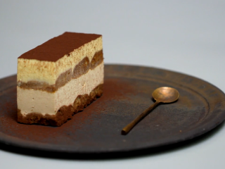 20、提拉米苏,冷冻3小时候取出，脱模，切小块，均匀撒上可可粉