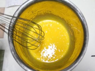 3、百香果戚风蛋糕,加入色拉油,搅打均匀