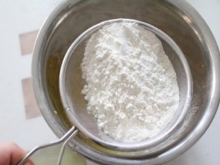 4、百香果戚风蛋糕,放入百香果,过筛低筋面粉