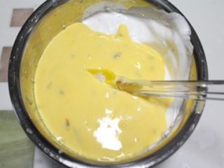 8、百香果戚风蛋糕,混合好的蛋糕糊放入剩下的蛋白里