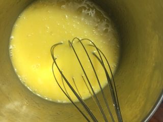 2、铜锣烧,充分混合，糖溶化