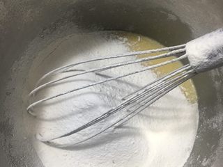 3、铜锣烧,过筛加入低筋面粉和泡打粉