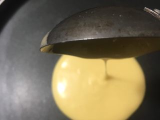 7、铜锣烧,取一勺面糊倒入锅中间