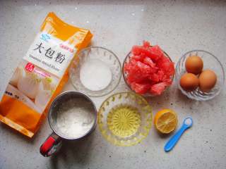 2、红柚果粒蛋糕,所需食材分别称好。