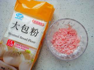 4、红柚果粒蛋糕,余下的果粒撒入少许的干面粉，搅拌均匀。