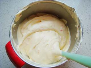 14、红柚果粒蛋糕,继续翻拌均匀。