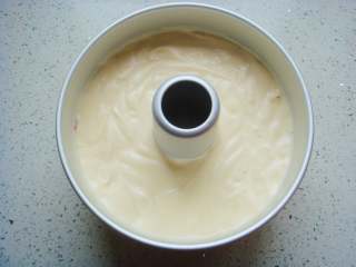 15、红柚果粒蛋糕,把翻拌好的糊糊倒入模具中，在台面上镇几下，镇出大气泡，用竹签左右“Z”字形划掉小泡泡。