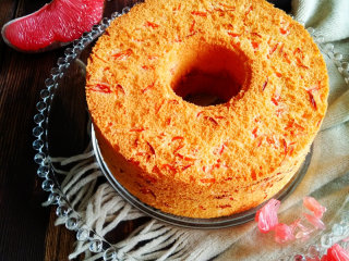 18、红柚果粒蛋糕,出炉后镇出热气倒扣，待晾凉后即可脱模。