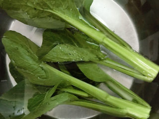 1、青菜炒饭,菜心放入凉水中浸泡15分钟