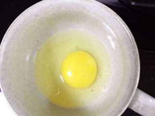 5、青菜炒饭,鸡蛋打入碗中