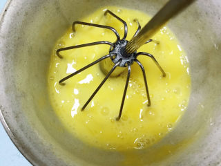 6、青菜炒饭,用打蛋器打散