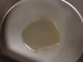 7、青菜炒饭,锅中放油烧热