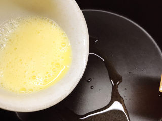 8、青菜炒饭,倒入蛋液