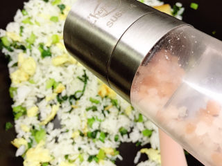 16、青菜炒饭,放适量盐拌匀即可